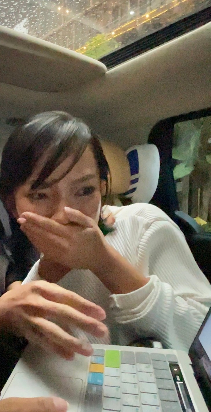 Châu Bùi sốc khi phát hiện bị quay lén. Ảnh: FBNV. Châu Bùi sốc khi phát hiện bị quay lén. Ảnh: FBNV.