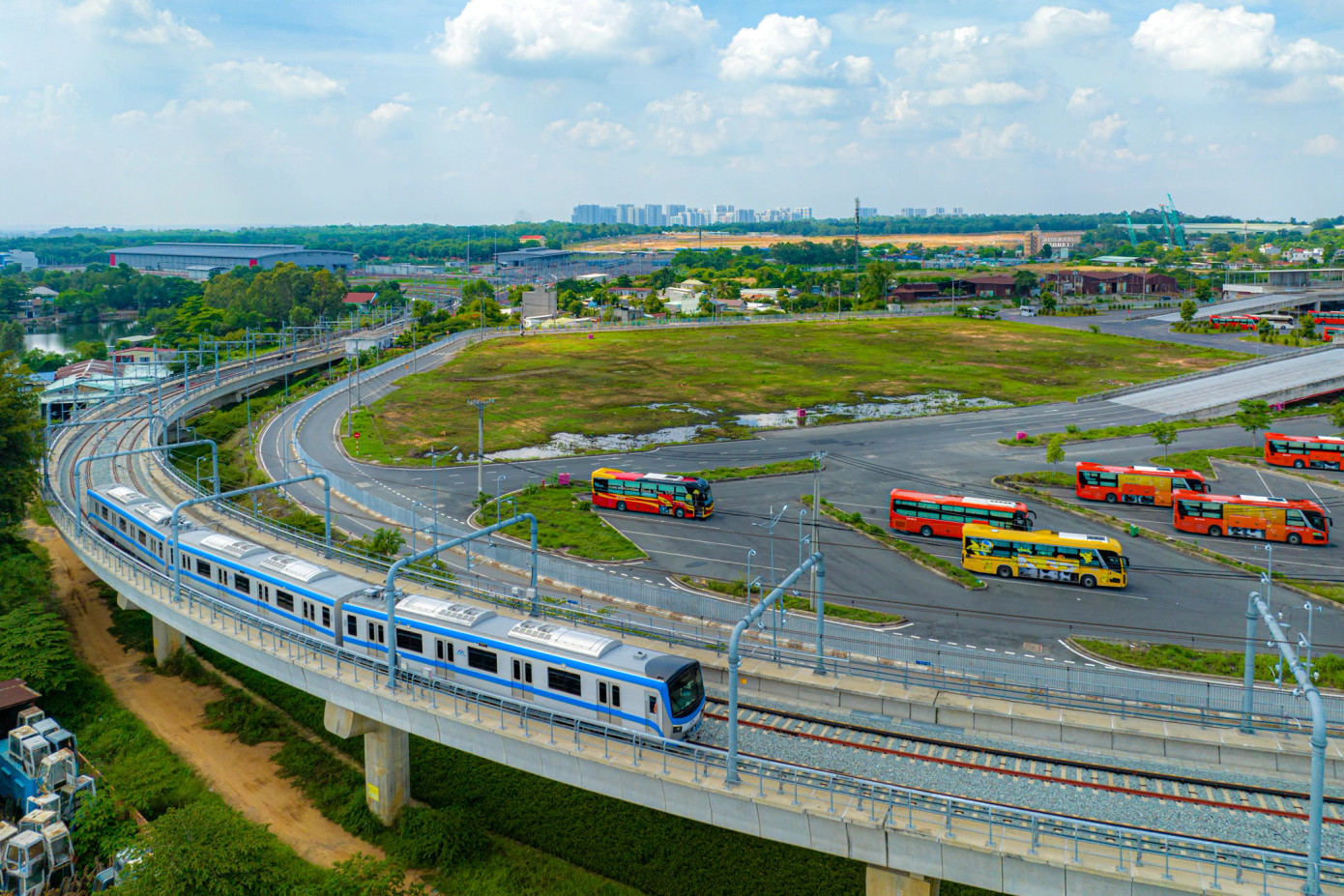 Đến nay, công tác chạy thử đang đi vào giai đoạn nước rút. Tuyến metro đầu tiên ở thành phố đã hoàn thành hơn 98% khối lượng, đang được đặt mục tiêu khai thác thương mại vào quý 4 năm nay.