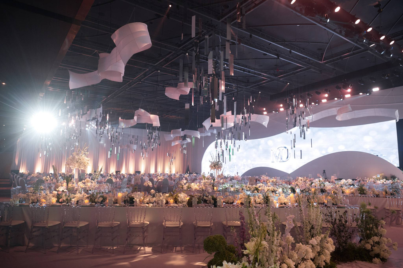 Ê-kíp thực hiện dành 6 tháng chuẩn bị và 4 ngày để hoàn thiện. Midu trực tiếp theo dõi, giám sát quá trình dàn dựng không gian tiệc cưới.