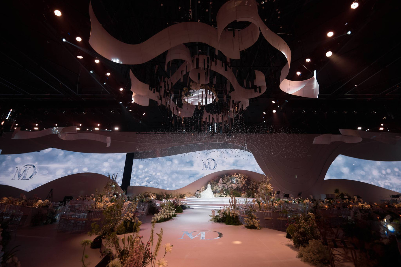 Sân khấu chính được thiết kế uốn lượn dạng mái vòm. Các bàn tiệc được đặt hướng về sân khấu và lối dẫn lên lễ đường.