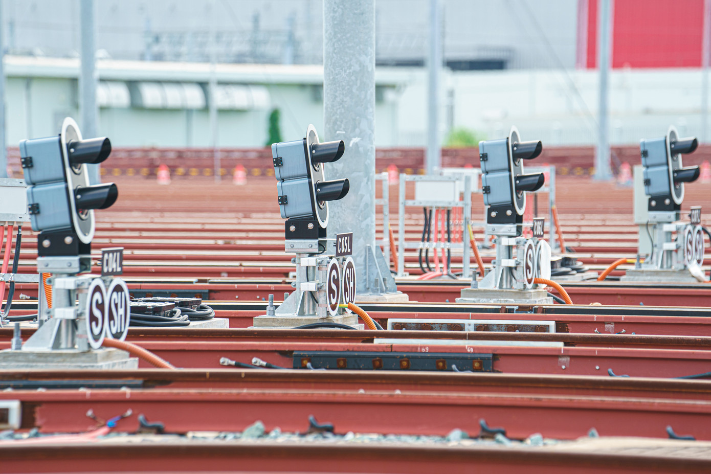 Hệ thống đèn tín hiệu đường sắt cũng đã hoàn thiện.