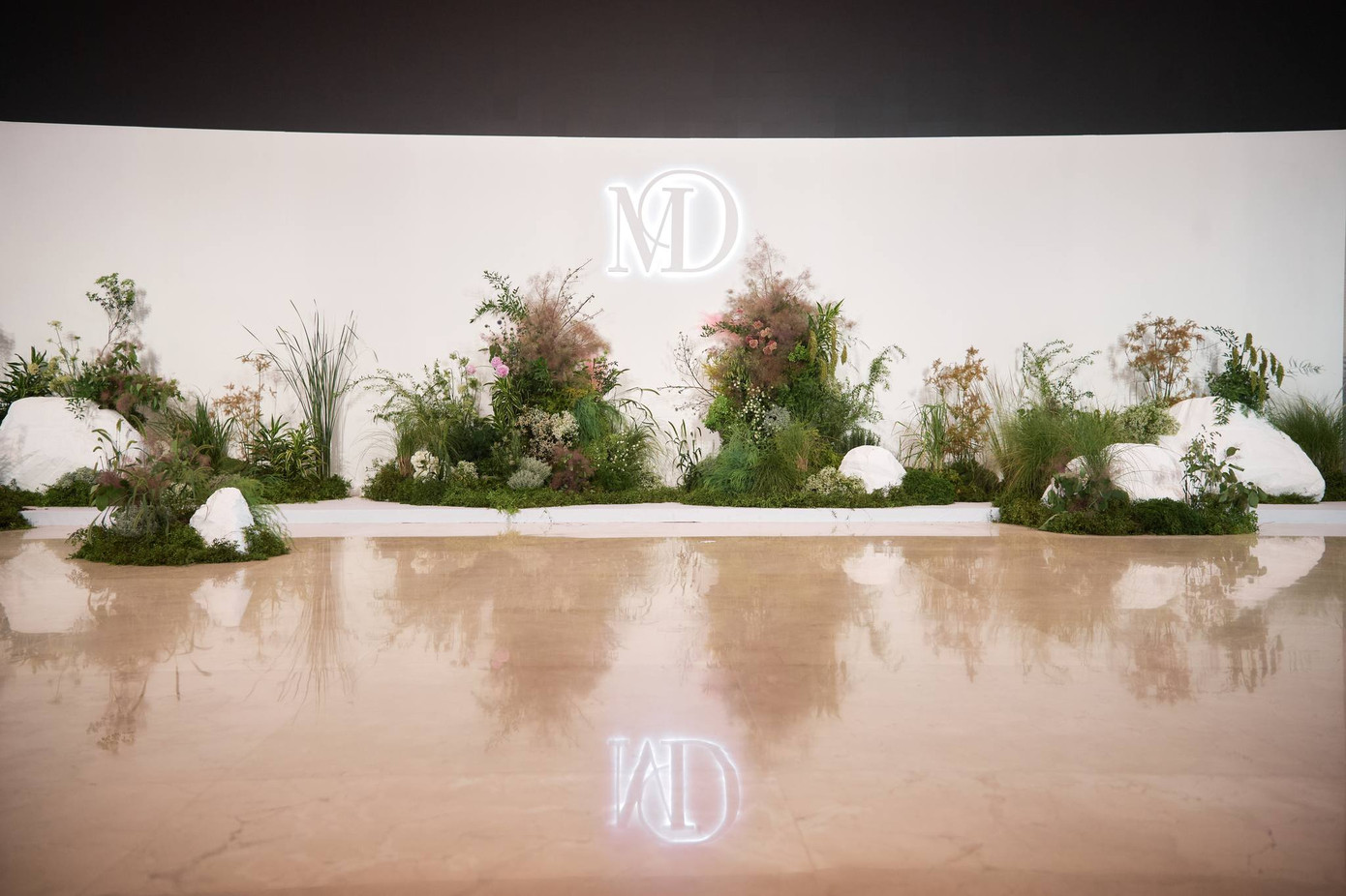 Theo hình ảnh từ phía Midu chia sẻ, không gian buổi tiệc có nhiều hoa tươi và 15.000 bông tuyết pha lê được thực hiện bày trí thủ công trong 200 giờ.