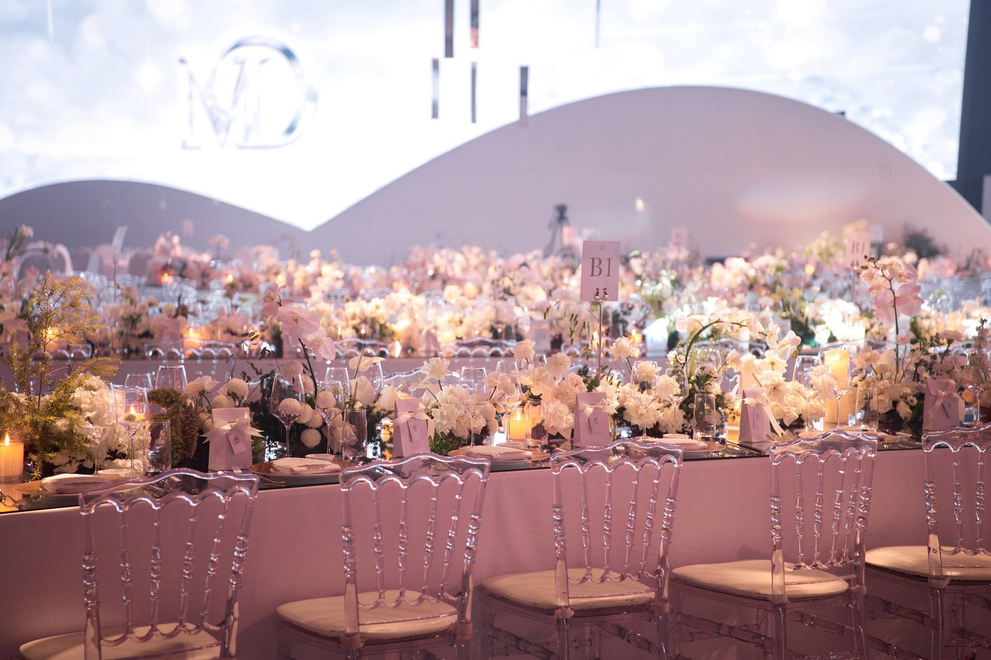 Ê-kíp thực hiện dành 6 tháng chuẩn bị và 4 ngày để hoàn thiện. Midu trực tiếp theo dõi, giám sát quá trình dàn dựng không gian tiệc cưới.