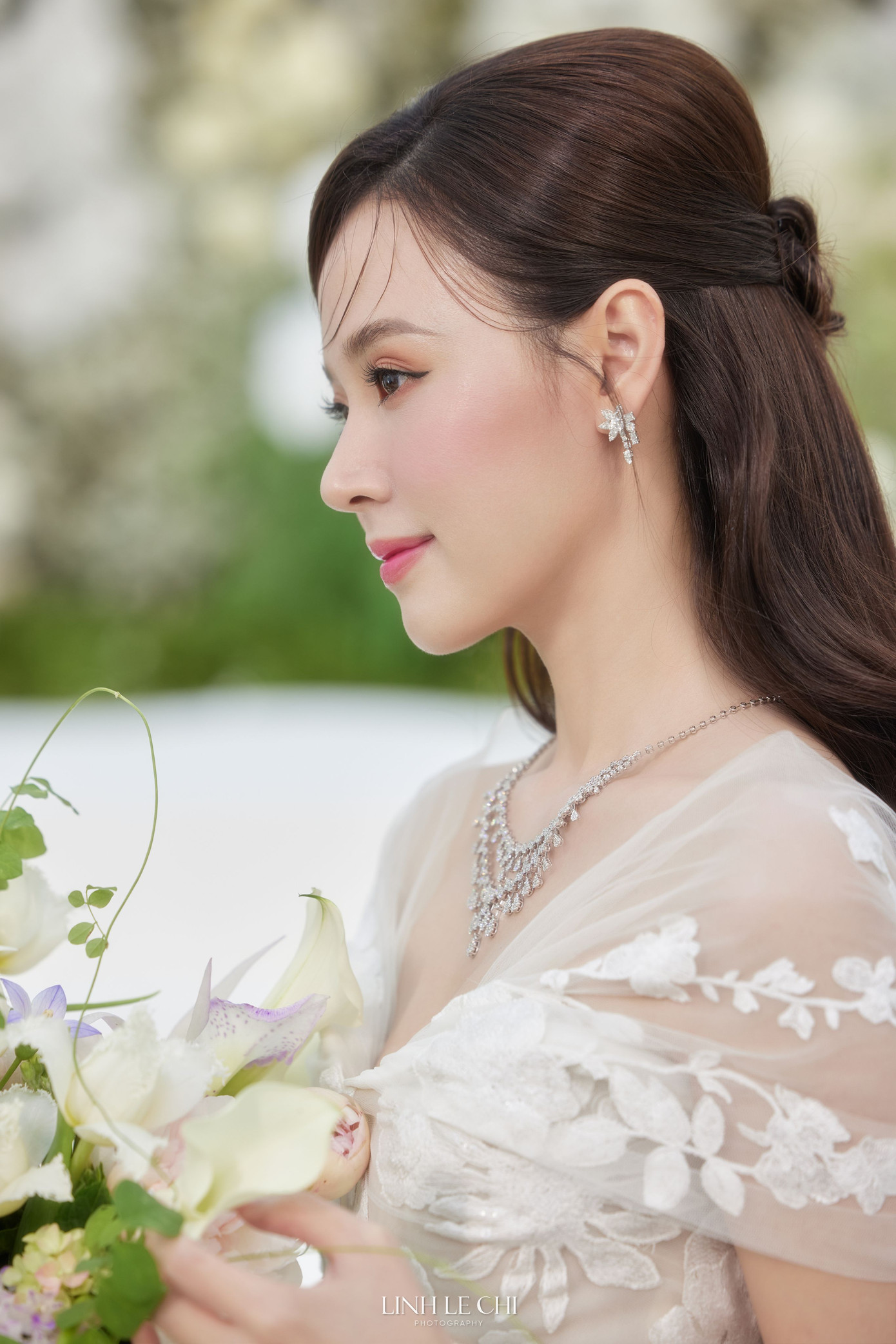 Hôn lễ của Midu có một số quy định như khách mời mặc trang phục trắng hoặc đen, không đưa trẻ em dự tiệc. Vợ chồng nữ diễn viên cũng đề nghị khách mời xác nhận tham dự qua mã QR từ ngày 23/6.