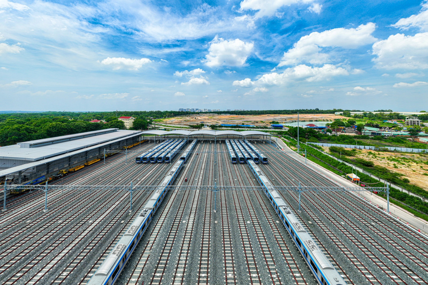 Đến thời điểm hiện tại, depot Long Bình với các tòa nhà vận hành, xưởng chính, bãi đỗ, trạm vệ sinh, đường ray, hệ thống điện, tín hiệu đã hoàn thiện cơ bản.