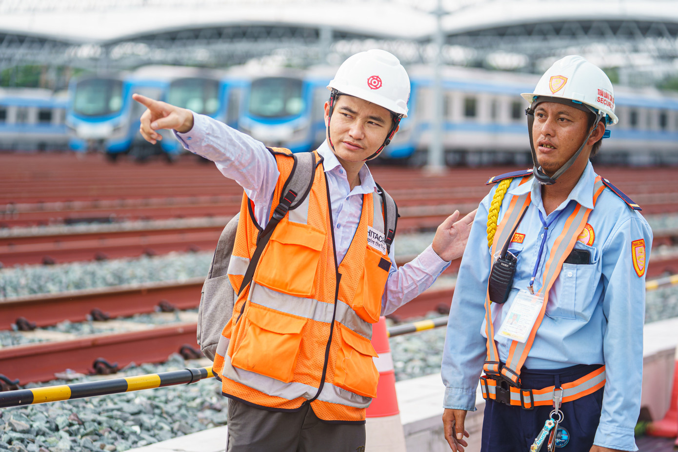 Anh Phan Trường Giang (32t) bộ phận HSE thuộc nhà thầu HITACHI đang hướng dẫn bảo vệ về công tác an toàn. Anh Giang cho biết hệ thống điện đã được bật hoàn toàn, công tác đảm bảo an toàn rất quan trọng. &quot;Nguồn điện áp rất cao, nếu không hiểu biết, mất tập trung sẽ dẫn đến tai nạn điện nghiêm trọng&quot;, anh Giang chia sẻ thêm.