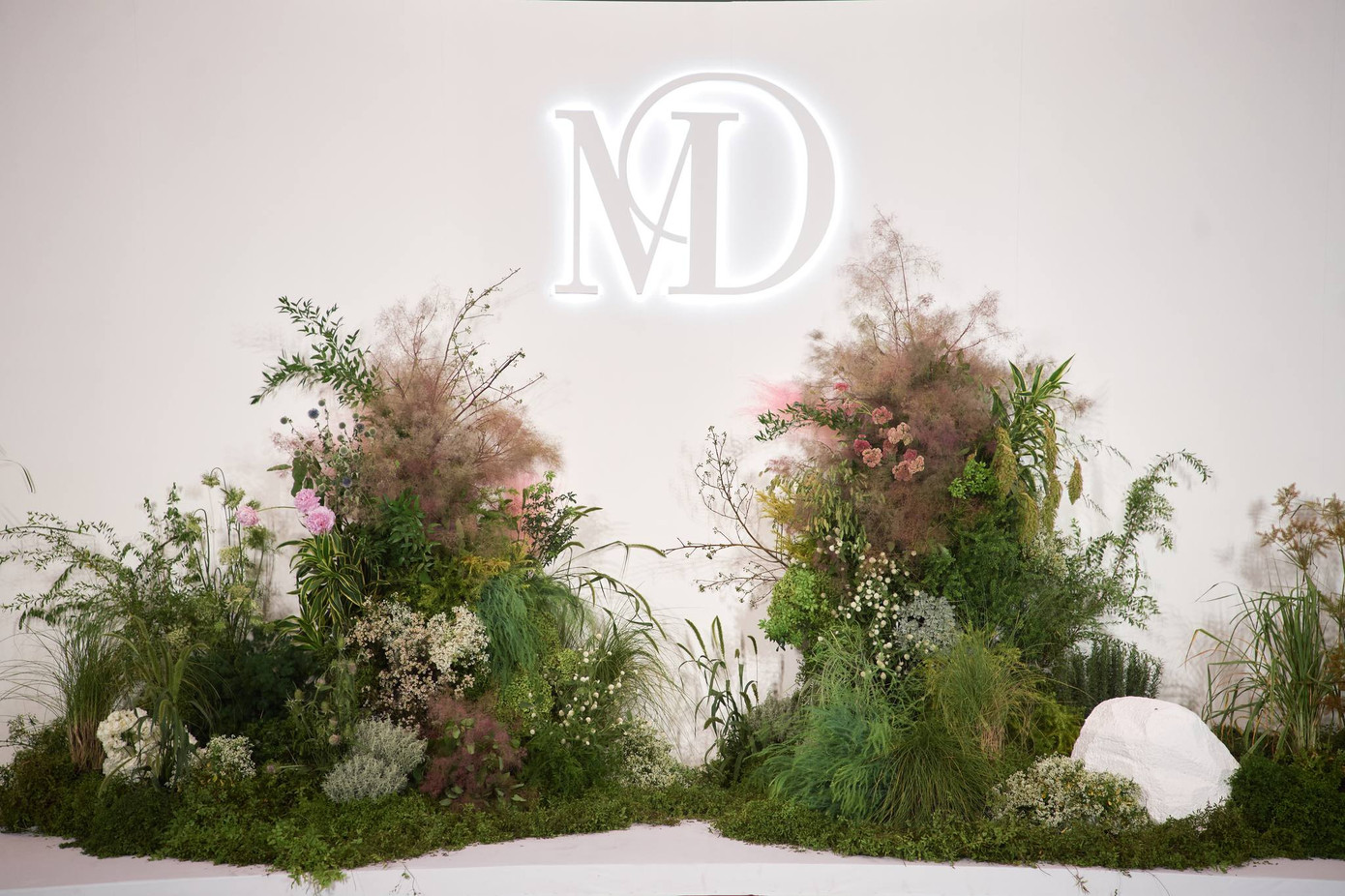 Theo hình ảnh từ phía Midu chia sẻ, không gian buổi tiệc có nhiều hoa tươi và 15.000 bông tuyết pha lê được thực hiện bày trí thủ công trong 200 giờ.