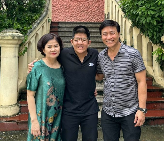 Diễn viên Quốc Tuấn và vợ cũ - Thúy Minh - xuất hiện trong ngày tốt nghiệp của con trai. Ảnh: Hàn Triệt.