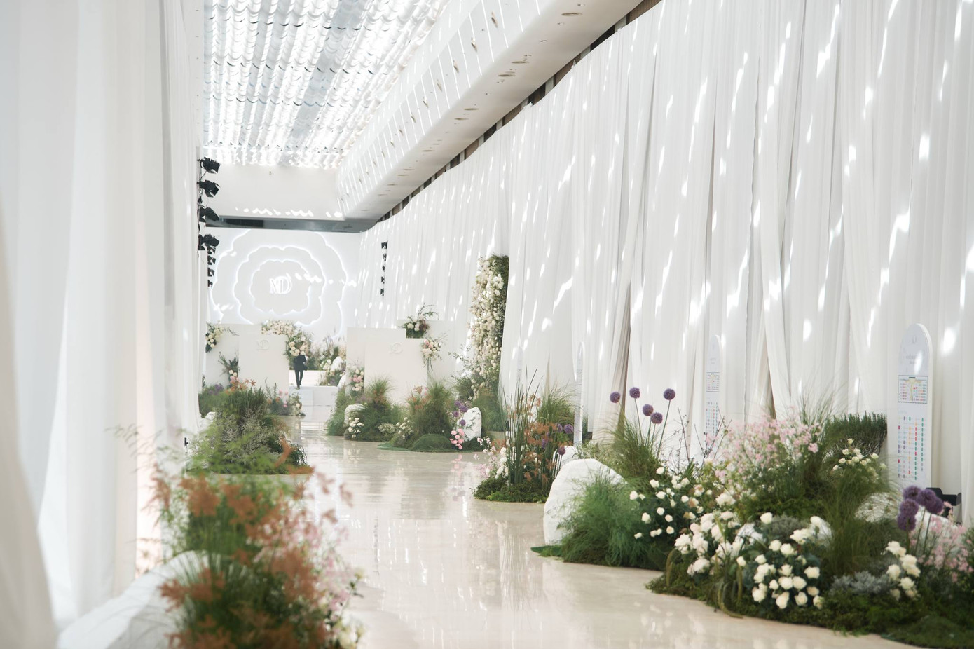 Tạo hình hai chữ MD - viết tắt tên cô dâu Mỹ Dung và chú rể Minh Đạt được đặt ở vị trí trung tâm sân khấu, tạo điểm nhấn.