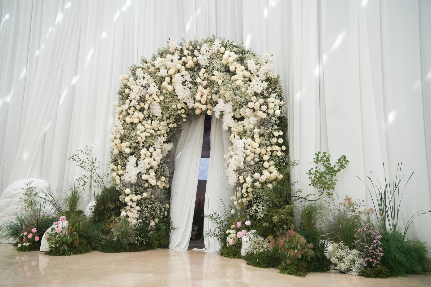 Theo hình ảnh từ phía Midu chia sẻ, không gian buổi tiệc có nhiều hoa tươi và 15.000 bông tuyết pha lê được thực hiện bày trí thủ công trong 200 giờ.