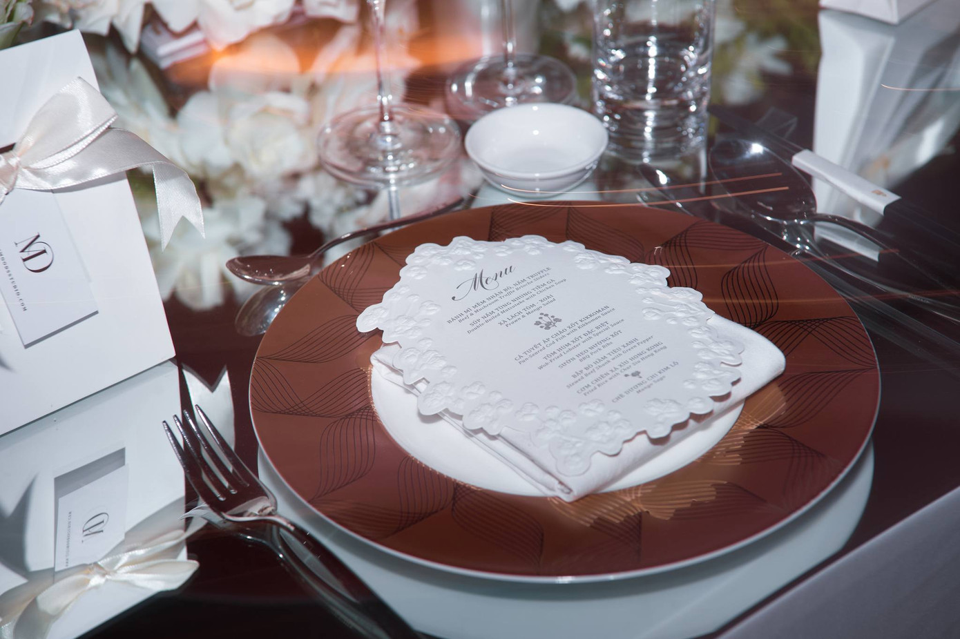 Thực đơn đám cưới gồm cá tuyết áp chảo, tôm hùm xốt đặc biệt, sườn heo nướng, bắp bò hầm, xà lách tôm xoài, cơm chiên xá xíu Hong Kong, súp nấm tùng nhung tiệm gà...