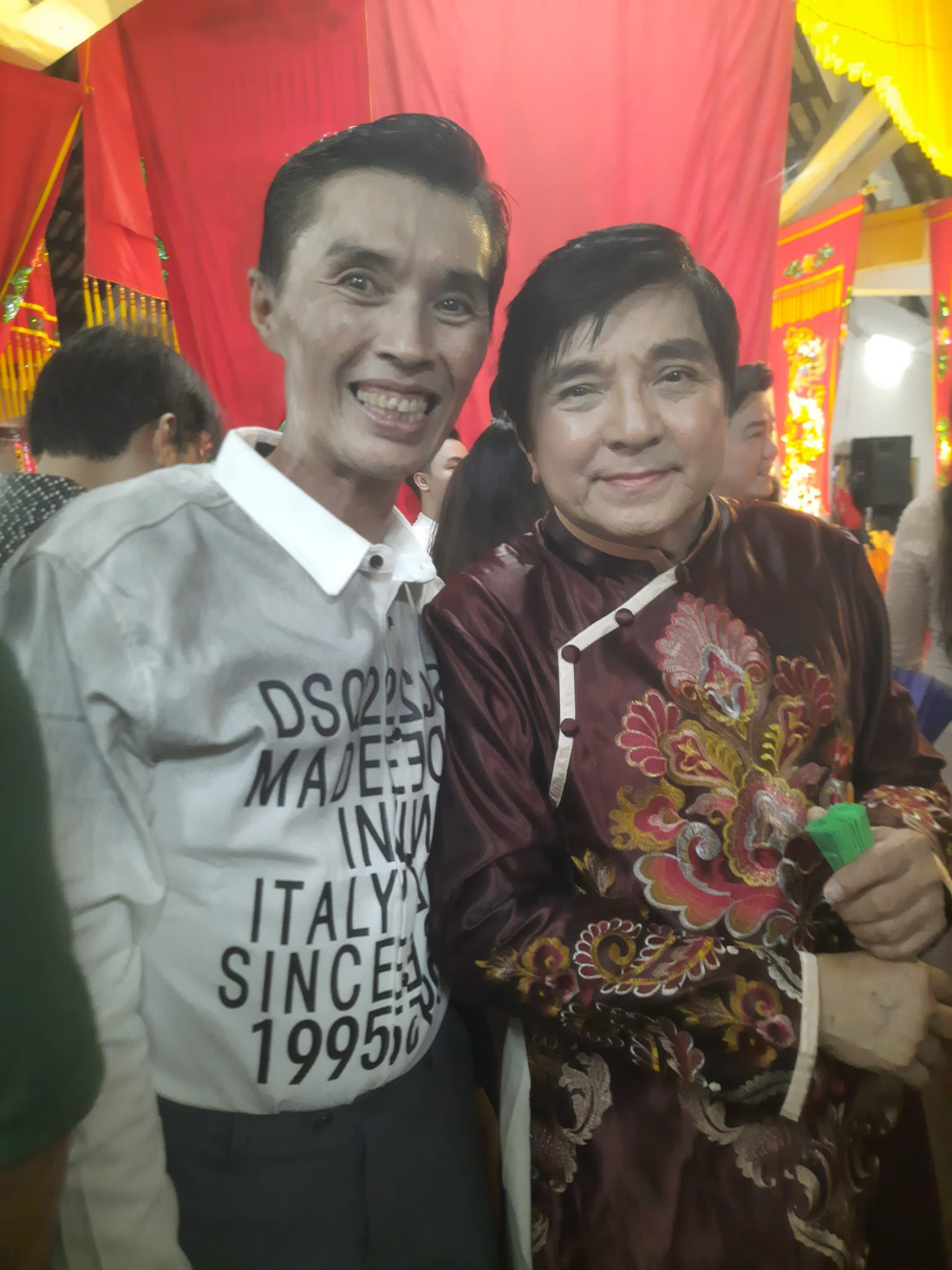 Bắc Hải chụp ảnh cùng nghệ sĩ Hoài Linh và Chí Tâm trong hậu trường một đêm diễn. Có những thời điểm, sức khỏe sa sút, nam diễn viên chỉ nặng 51 kg.