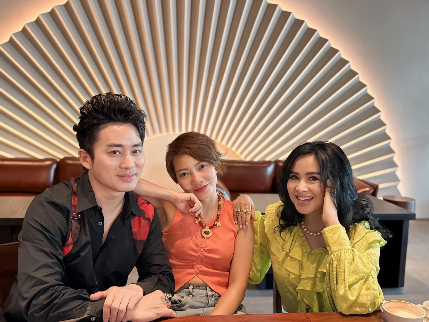 Tùng Dương, Hà Trần và Thanh Lam chụp ảnh thân thiết cuối tháng 3. Khán giả loại trừ khả năng cả hai xích mích hay mâu thuẫn. Tùng Dương, Hà Trần và Thanh Lam chụp ảnh thân thiết cuối tháng 3. Khán giả loại trừ khả năng cả hai xích mích hay mâu thuẫn.