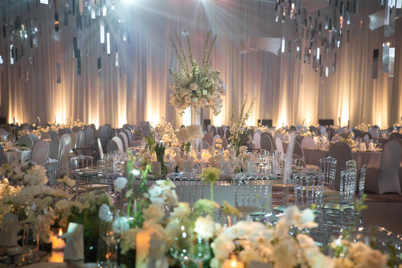 Các nghi thức cưới bắt đầu lúc 19h và tiệc cưới diễn ra 30 phút sau đó.