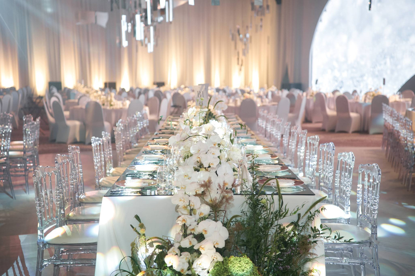 Ê-kíp thực hiện dành 6 tháng chuẩn bị và 4 ngày để hoàn thiện. Midu trực tiếp theo dõi, giám sát quá trình dàn dựng không gian tiệc cưới.