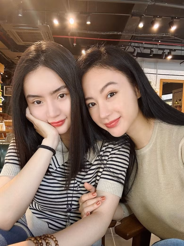 Angela Phương Trinh và em gái Phương Trang.