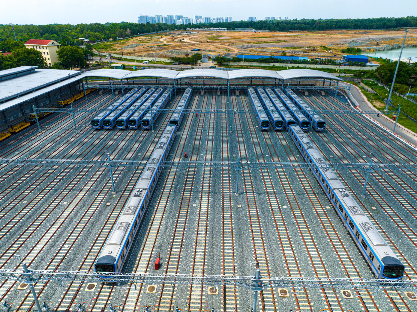 Tuyến metro số 1 (Bến Thành - Suối Tiên) có 17 đoàn tàu đã tập kết về depot Long Bình. Tổng chiều dài toàn tuyến gần 20km, đi từ ga Bến Thành (quận 1) đến depot Long Bình (thành phố Thủ Đức), với 3 ga ngầm và 11 ga trên cao.