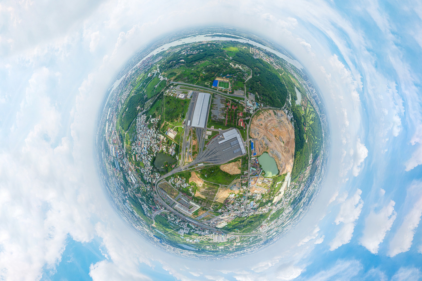 Depot Long Bình có diện tích khoảng 20,9 ha, là khu trung tâm điều khiển và bảo dưỡng tàu tuyến số 1.