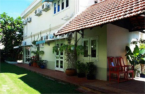 Vào ban ngày, ngôi nhà nổi bật hơn nhờ thảm cỏ xanh mướt quanh nhà