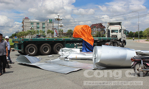 Đứt xích, hai cuộn thép hàng chục tấn rớt xuống đường ảnh 1