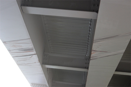 Xe bồn bê tông mắc kẹt tại gầm cầu vượt Lê Văn Lương ảnh 1