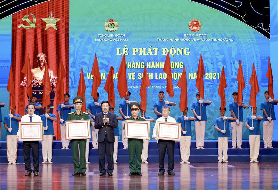 Phó Thủ tướng Phạm Bình Minh trao Bằng khen của Thủ tướng cho các tập thể có thành tích xuất sắc trong triển khai công tác an toàn, vệ sinh lao động năm 2020. Phó Thủ tướng Phạm Bình Minh trao Bằng khen của Thủ tướng cho các tập thể có thành tích xuất sắc trong triển khai công tác an toàn, vệ sinh lao động năm 2020.