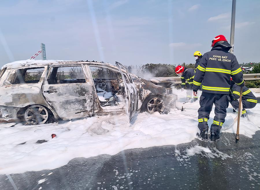 Sau khi nhận được tin báo, Đội Tuần tra kiểm soát giao thông đường bộ cao tốc số 3 (Cục CSGT) có mặt phân luồng giao thông đồng thời phối hợp với lực lượng chữa cháy dập lửa.