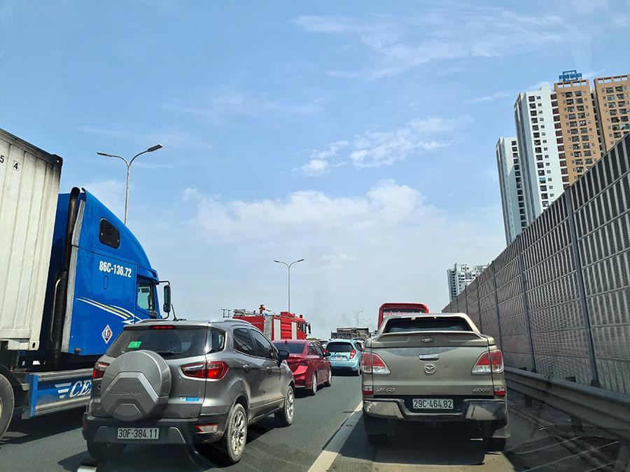 Cũng theo thông tin từ Đội 3, thời điểm xảy ra hỏa hoạn trên xe có khoảng 6-7 người và đã nhanh chóng thoát ra ngoài nên không có thương vong. Nguyên nhân ban đầu có thể do chập điện.