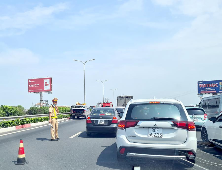 Lực lượng cảnh sát giao thông và thanh tra giao thông đã có mặt tại hiện trường để phân luồng giao thông. Trao đổi với phóng viên, chỉ huy Đội 3 cho biết, vụ việc khiến giao thông ùn ứ chứ không xảy ra tắc kéo dài.“Nguyên nhân các phương tiện di chuyển chậm trên đường do một số tài xế thấy sự việc đã dừng lại quay phim, chụp ảnh” – vị lãnh đạo Đội 3 cho hay.