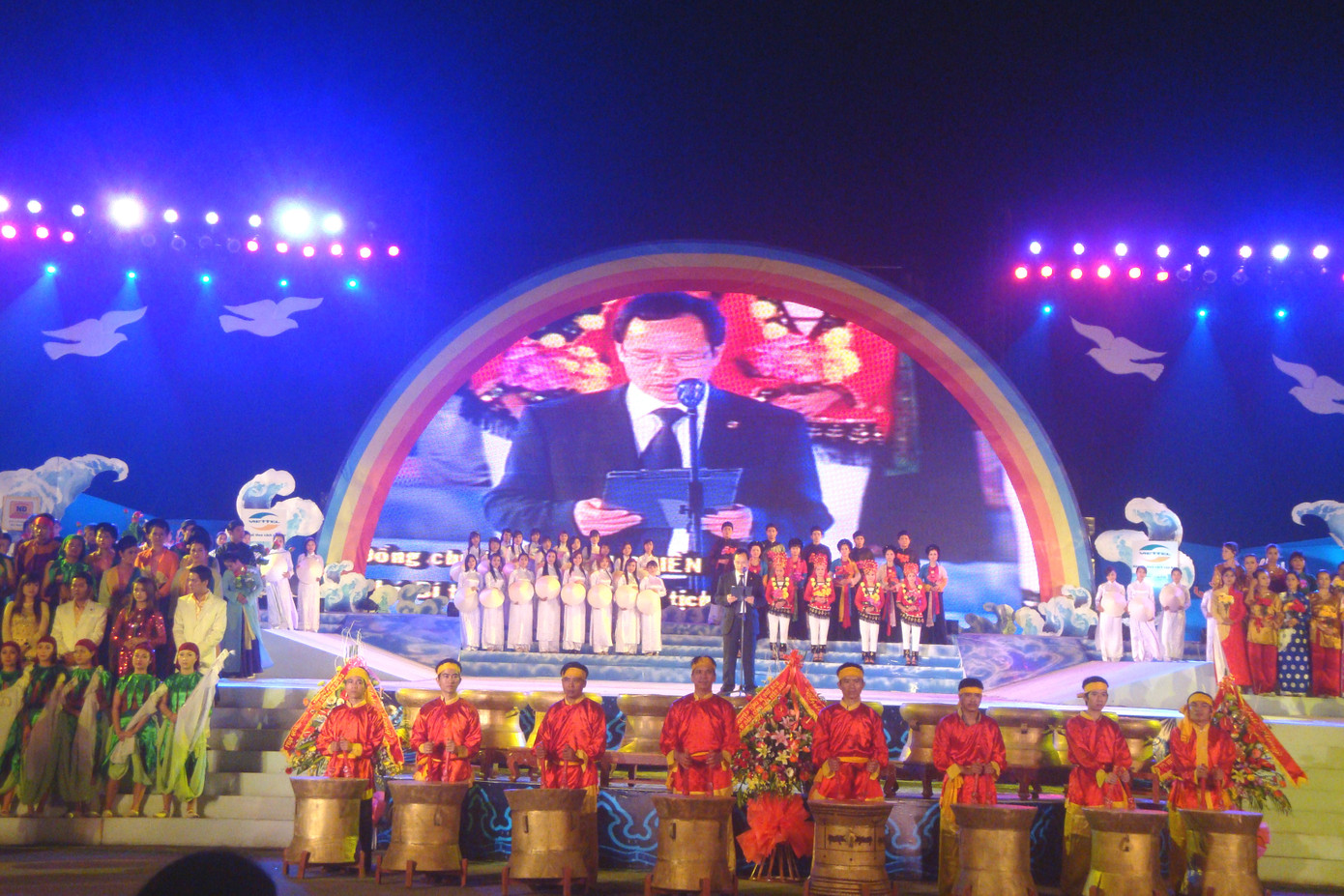 Ông Trịnh Văn Chiến- Phó bí thư Tỉnh ủy, Chủ tịch UBND tỉnh Thanh Hóa đọc lời khai mạc “Tuần Văn hóa- du lịch Sầm Sơn 2011”.Ảnh: Hoàng Lam.