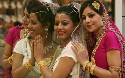 Tại Ấn Độ, quốc gia tiêu thụ vàng lớn nhất thế giới, các biện pháp hạn chế nhập khẩu vàng, cùng với sự mất giá của đồng Rupee, đã kìm hãm nhu cầu đối với kim loại quý này