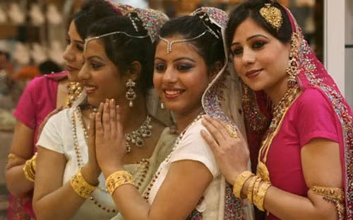 Tại Ấn Độ, quốc gia tiêu thụ vàng lớn nhất thế giới, các biện pháp hạn chế nhập khẩu vàng, cùng với sự mất giá của đồng Rupee, đã kìm hãm nhu cầu đối với kim loại quý này