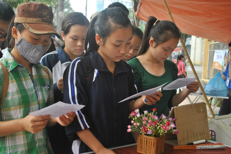 Sinh viên đọc phiếu tìm hiểu về cơm chay trước khi mua cơm