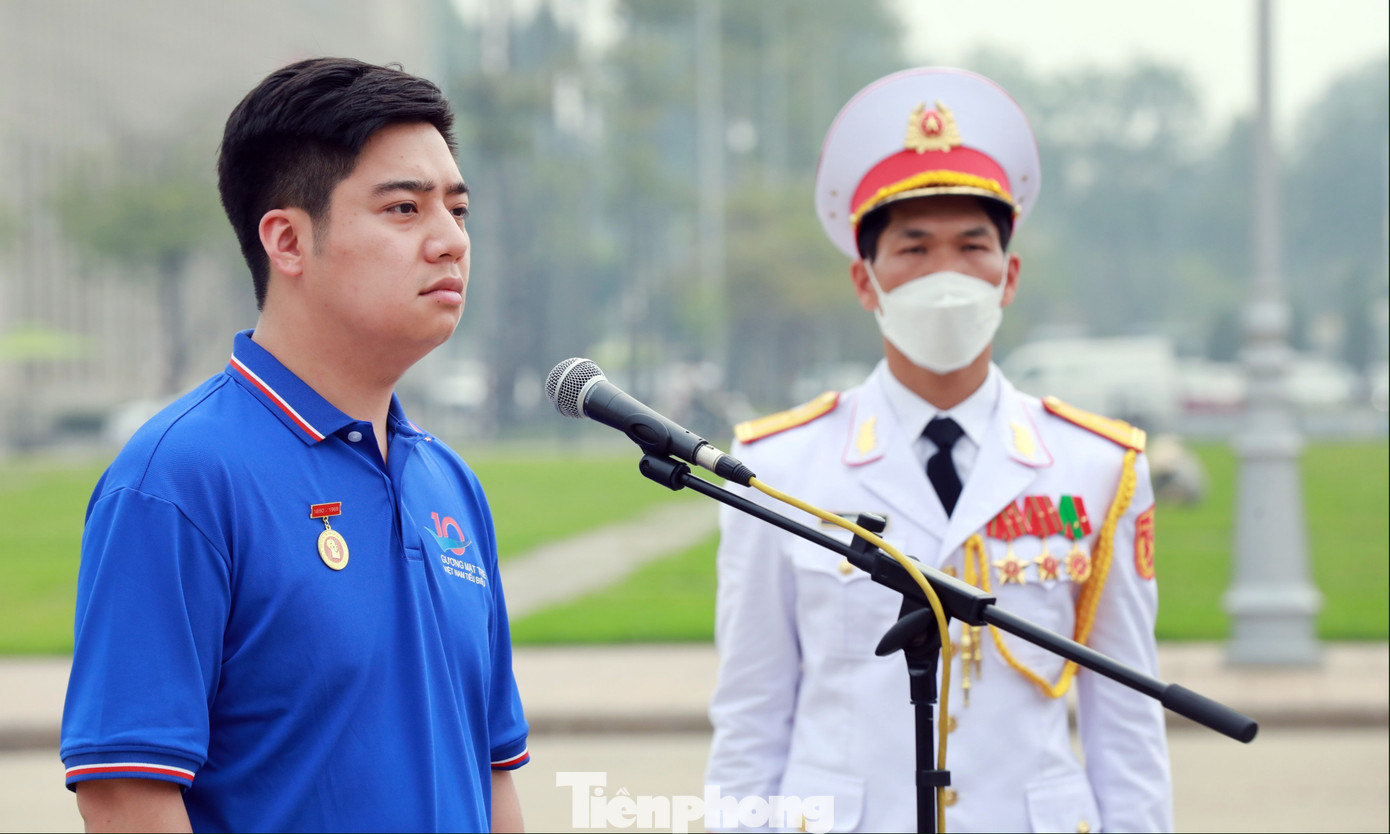 Trung úy Dương Hải Anh báo công dâng Bác. Trung úy Dương Hải Anh báo công dâng Bác.