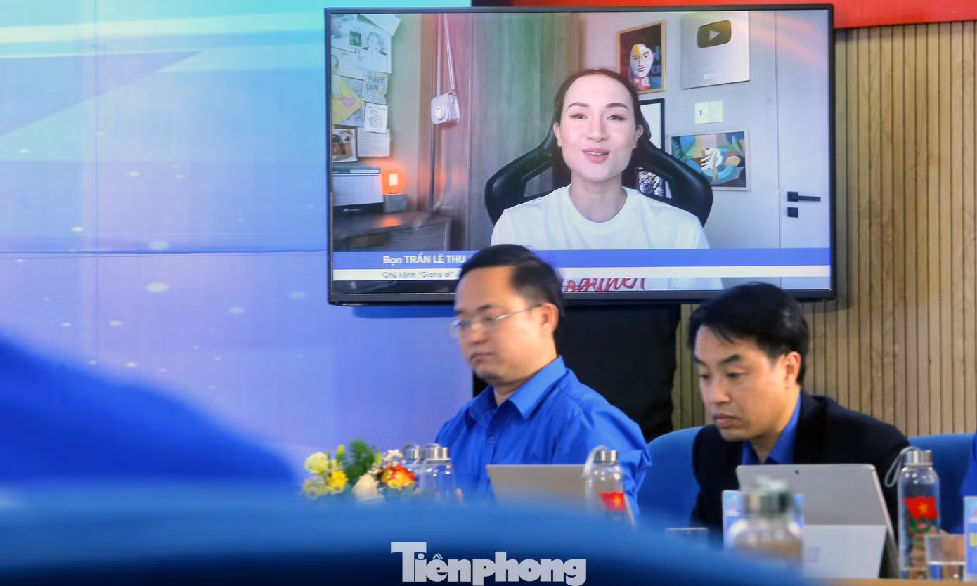 Kết thúc Diễn đàn “Tiếng nói tuổi trẻ - Hành động của Đoàn”, Bí thư thứ nhất T.Ư Đoàn Bùi Quang Huy chia sẻ: Diễn đàn nhận được 3.543 câu hỏi của đoàn viên, thanh niên trong và ngoài nước. Đây là những câu hỏi, thể hiện sự trăn trở, quan tâm và tình cảm của bạn trẻ dành cho tổ chức Đoàn. Đến thời điểm này, Trung ương Đoàn mới trả lời 573 câu hỏi. Còn 2970 câu hỏi chưa trả lời. Chúng tôi sẽ tiếp tục trả lời các câu hỏi của bạn trẻ qua các kênh khác nhau. Kết thúc Diễn đàn “Tiếng nói tuổi trẻ - Hành động của Đoàn”, Bí thư thứ nhất T.Ư Đoàn Bùi Quang Huy chia sẻ: Diễn đàn nhận được 3.543 câu hỏi của đoàn viên, thanh niên trong và ngoài nước. Đây là những câu hỏi, thể hiện sự trăn trở, quan tâm và tình cảm của bạn trẻ dành cho tổ chức Đoàn. Đến thời điểm này, Trung ương Đoàn mới trả lời 573 câu hỏi. Còn 2970 câu hỏi chưa trả lời. Chúng tôi sẽ tiếp tục trả lời các câu hỏi của bạn trẻ qua các kênh khác nhau.