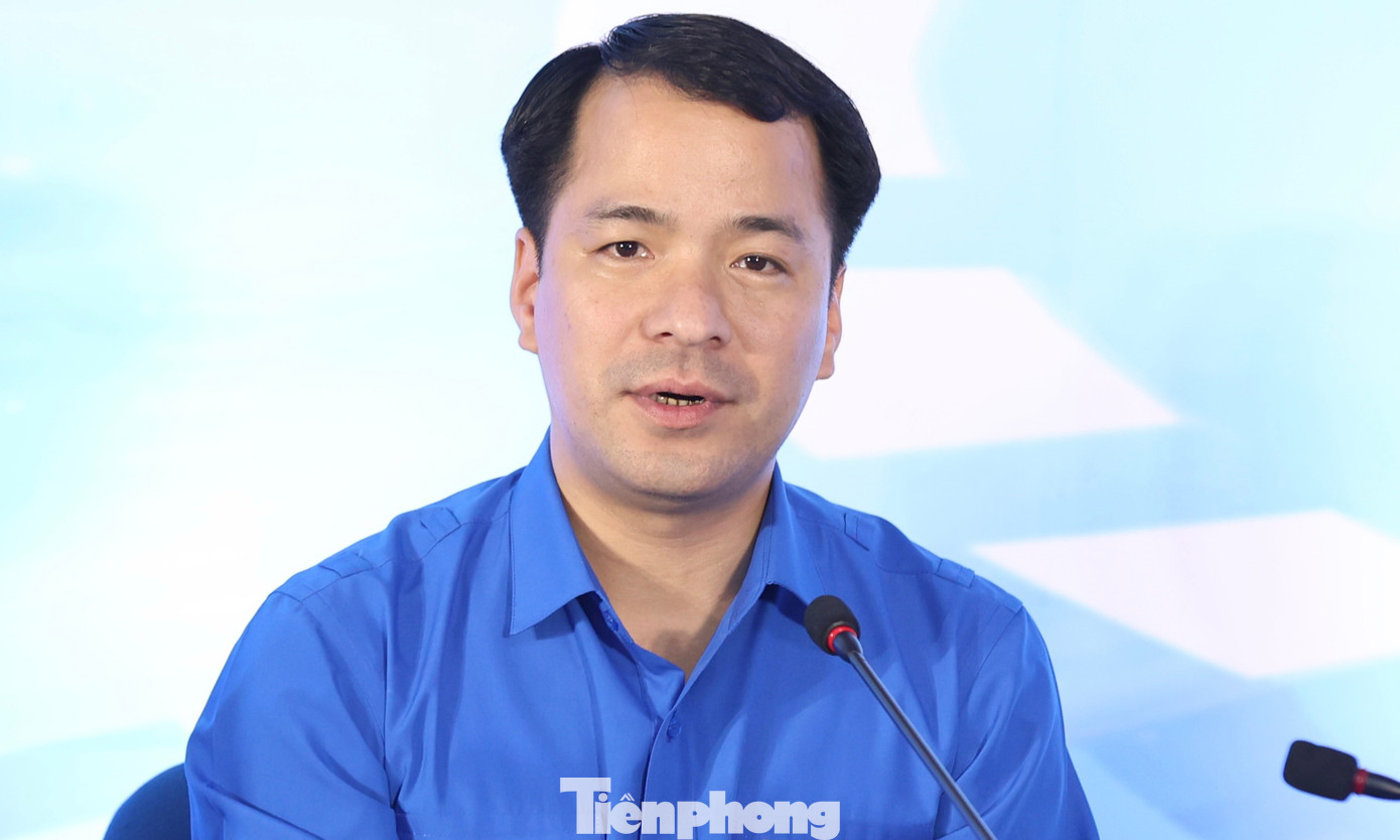 Bí thư T.Ư Đoàn Ngô Văn Cương cho biết: Để phát huy vai trò của thanh niên tham gia xây dựng nông thôn mới, nhất là xây dựng nông thôn mới thôn, bản trở thành những “Làng quê đáng sống”, T.Ư Đoàn triển khai nhiều nội dung, nhiệm vụ. T.Ư Đoàn cũng đã có hướng dẫn các cấp bộ Đoàn trong việc triển phong trào “Tuổi trẻ chung tay xây dựng nông thôn mới”, từ đó các cấp bộ Đoàn chọn lựa những giải pháp cụ thể để triển khai cho phù hợp với từng địa phương, đơn vị. Bên cạnh đó, tổ chức Đoàn đã có nhiều giải pháp hỗ trợ thanh niên lập nghiệp trên quê hương như tư vấn hỗ trợ kiến thức, giới thiệu mô hình phát triển kinh tế phù hợp; hỗ trợ vốn ưu đãi cho thanh niên khởi nghiệp, phát triển kinh tế. Bí thư T.Ư Đoàn Ngô Văn Cương cho biết: Để phát huy vai trò của thanh niên tham gia xây dựng nông thôn mới, nhất là xây dựng nông thôn mới thôn, bản trở thành những “Làng quê đáng sống”, T.Ư Đoàn triển khai nhiều nội dung, nhiệm vụ. T.Ư Đoàn cũng đã có hướng dẫn các cấp bộ Đoàn trong việc triển phong trào “Tuổi trẻ chung tay xây dựng nông thôn mới”, từ đó các cấp bộ Đoàn chọn lựa những giải pháp cụ thể để triển khai cho phù hợp với từng địa phương, đơn vị. Bên cạnh đó, tổ chức Đoàn đã có nhiều giải pháp hỗ trợ thanh niên lập nghiệp trên quê hương như tư vấn hỗ trợ kiến thức, giới thiệu mô hình phát triển kinh tế phù hợp; hỗ trợ vốn ưu đãi cho thanh niên khởi nghiệp, phát triển kinh tế.