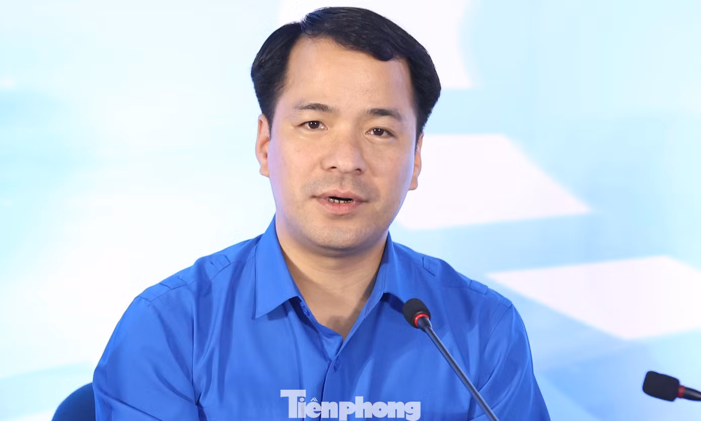 Bí thư T.Ư Đoàn Ngô Văn Cương cho biết: Để phát huy vai trò của thanh niên tham gia xây dựng nông thôn mới, nhất là xây dựng nông thôn mới thôn, bản trở thành những “Làng quê đáng sống”, T.Ư Đoàn triển khai nhiều nội dung, nhiệm vụ. T.Ư Đoàn cũng đã có hướng dẫn các cấp bộ Đoàn trong việc triển phong trào “Tuổi trẻ chung tay xây dựng nông thôn mới”, từ đó các cấp bộ Đoàn chọn lựa những giải pháp cụ thể để triển khai cho phù hợp với từng địa phương, đơn vị. Bên cạnh đó, tổ chức Đoàn đã có nhiều giải pháp hỗ trợ thanh niên lập nghiệp trên quê hương như tư vấn hỗ trợ kiến thức, giới thiệu mô hình phát triển kinh tế phù hợp; hỗ trợ vốn ưu đãi cho thanh niên khởi nghiệp, phát triển kinh tế. Bí thư T.Ư Đoàn Ngô Văn Cương cho biết: Để phát huy vai trò của thanh niên tham gia xây dựng nông thôn mới, nhất là xây dựng nông thôn mới thôn, bản trở thành những “Làng quê đáng sống”, T.Ư Đoàn triển khai nhiều nội dung, nhiệm vụ. T.Ư Đoàn cũng đã có hướng dẫn các cấp bộ Đoàn trong việc triển phong trào “Tuổi trẻ chung tay xây dựng nông thôn mới”, từ đó các cấp bộ Đoàn chọn lựa những giải pháp cụ thể để triển khai cho phù hợp với từng địa phương, đơn vị. Bên cạnh đó, tổ chức Đoàn đã có nhiều giải pháp hỗ trợ thanh niên lập nghiệp trên quê hương như tư vấn hỗ trợ kiến thức, giới thiệu mô hình phát triển kinh tế phù hợp; hỗ trợ vốn ưu đãi cho thanh niên khởi nghiệp, phát triển kinh tế.
