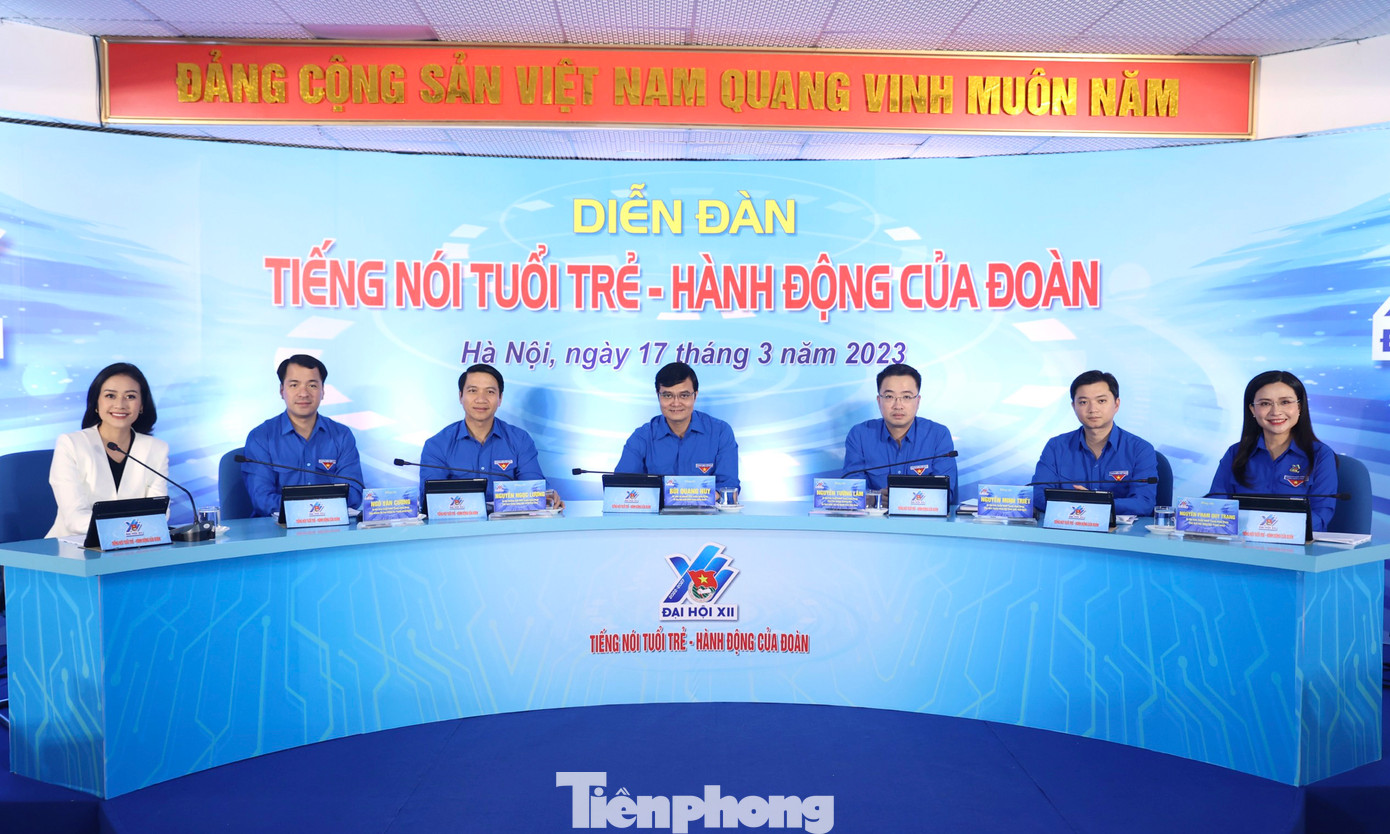 Diễn đàn gồm 2 phần: phần 1 với chủ đề "Phát huy sức trẻ xây dựng đất nước phồn vinh, hạnh phúc"; phần 2 với chủ đề "Đồng hành, tạo môi trường để thanh thiếu nhi phát triển toàn diện". Trao đổi tại diễn đàn có 6 thành viên trong Ban Bí thư T.Ư Đoàn gồm: anh Bùi Quang Huy, Ủy viên dự khuyết T.Ư Đảng, Bí thư thứ nhất T.Ư Đoàn; anh Nguyễn Ngọc Lương, Bí thư thường trực T.Ư Đoàn, Chủ tịch Hội Liên hiệp Thanh niên Việt Nam; anh Ngô Văn Cương, Bí thư T.Ư Đoàn, Chủ nhiệm Ủy ban Kiểm tra T.Ư Đoàn; anh Nguyễn Tường Lâm, Bí thư T.Ư Đoàn, Phó Chủ nhiệm thường trực Ủy ban Quốc gia về thanh niên Việt Nam; chị Nguyễn Phạm Duy Trang, Bí thư T.Ư Đoàn, Chủ tịch Hội đồng Đội T.Ư; anh Nguyễn Minh Triết, Bí thư T.Ư Đoàn, Chủ tịch Hội Sinh viên Việt Nam. Diễn đàn gồm 2 phần: phần 1 với chủ đề "Phát huy sức trẻ xây dựng đất nước phồn vinh, hạnh phúc"; phần 2 với chủ đề "Đồng hành, tạo môi trường để thanh thiếu nhi phát triển toàn diện". Trao đổi tại diễn đàn có 6 thành viên trong Ban Bí thư T.Ư Đoàn gồm: anh Bùi Quang Huy, Ủy viên dự khuyết T.Ư Đảng, Bí thư thứ nhất T.Ư Đoàn; anh Nguyễn Ngọc Lương, Bí thư thường trực T.Ư Đoàn, Chủ tịch Hội Liên hiệp Thanh niên Việt Nam; anh Ngô Văn Cương, Bí thư T.Ư Đoàn, Chủ nhiệm Ủy ban Kiểm tra T.Ư Đoàn; anh Nguyễn Tường Lâm, Bí thư T.Ư Đoàn, Phó Chủ nhiệm thường trực Ủy ban Quốc gia về thanh niên Việt Nam; chị Nguyễn Phạm Duy Trang, Bí thư T.Ư Đoàn, Chủ tịch Hội đồng Đội T.Ư; anh Nguyễn Minh Triết, Bí thư T.Ư Đoàn, Chủ tịch Hội Sinh viên Việt Nam.