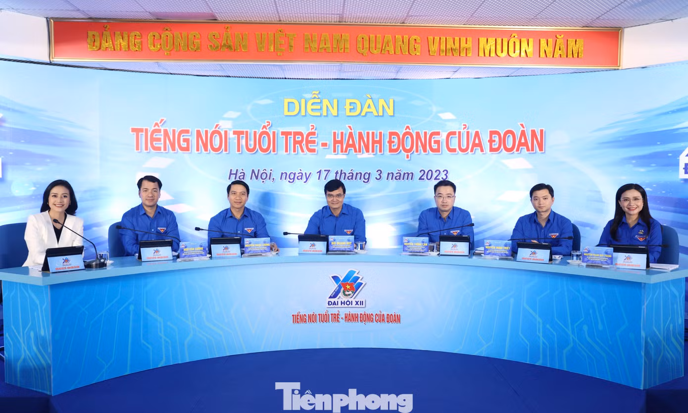 Diễn đàn gồm 2 phần: phần 1 với chủ đề "Phát huy sức trẻ xây dựng đất nước phồn vinh, hạnh phúc"; phần 2 với chủ đề "Đồng hành, tạo môi trường để thanh thiếu nhi phát triển toàn diện". Trao đổi tại diễn đàn có 6 thành viên trong Ban Bí thư T.Ư Đoàn gồm: anh Bùi Quang Huy, Ủy viên dự khuyết T.Ư Đảng, Bí thư thứ nhất T.Ư Đoàn; anh Nguyễn Ngọc Lương, Bí thư thường trực T.Ư Đoàn, Chủ tịch Hội Liên hiệp Thanh niên Việt Nam; anh Ngô Văn Cương, Bí thư T.Ư Đoàn, Chủ nhiệm Ủy ban Kiểm tra T.Ư Đoàn; anh Nguyễn Tường Lâm, Bí thư T.Ư Đoàn, Phó Chủ nhiệm thường trực Ủy ban Quốc gia về thanh niên Việt Nam; chị Nguyễn Phạm Duy Trang, Bí thư T.Ư Đoàn, Chủ tịch Hội đồng Đội T.Ư; anh Nguyễn Minh Triết, Bí thư T.Ư Đoàn, Chủ tịch Hội Sinh viên Việt Nam. Diễn đàn gồm 2 phần: phần 1 với chủ đề "Phát huy sức trẻ xây dựng đất nước phồn vinh, hạnh phúc"; phần 2 với chủ đề "Đồng hành, tạo môi trường để thanh thiếu nhi phát triển toàn diện". Trao đổi tại diễn đàn có 6 thành viên trong Ban Bí thư T.Ư Đoàn gồm: anh Bùi Quang Huy, Ủy viên dự khuyết T.Ư Đảng, Bí thư thứ nhất T.Ư Đoàn; anh Nguyễn Ngọc Lương, Bí thư thường trực T.Ư Đoàn, Chủ tịch Hội Liên hiệp Thanh niên Việt Nam; anh Ngô Văn Cương, Bí thư T.Ư Đoàn, Chủ nhiệm Ủy ban Kiểm tra T.Ư Đoàn; anh Nguyễn Tường Lâm, Bí thư T.Ư Đoàn, Phó Chủ nhiệm thường trực Ủy ban Quốc gia về thanh niên Việt Nam; chị Nguyễn Phạm Duy Trang, Bí thư T.Ư Đoàn, Chủ tịch Hội đồng Đội T.Ư; anh Nguyễn Minh Triết, Bí thư T.Ư Đoàn, Chủ tịch Hội Sinh viên Việt Nam.