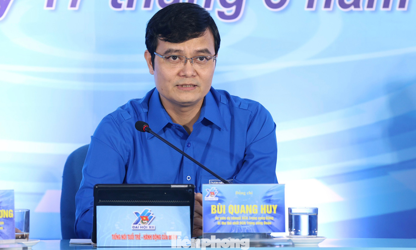 Trao đổi về vấn đề chuyển đổi số, Bí thư thứ nhất T.Ư Đoàn Bùi Quang Huy nhấn mạnh: Muốn chuyển đổi số cần có những con người làm trong môi trường số. Có 2 yếu tố quan trọng xây dựng “con người số” là nhận thức số và năng lực số. Nhận thức số đóng vai trò rất quan trọng, vì chuyển đổi số có tính chất phá hủy, thay đổi hoàn toàn phương thức làm việc cũ. Nếu nhận thức không đúng vai trò của nó thì không có quyết tâm để thực hiện thay đổi. Thái độ, kiến thức và kỹ năng giúp chúng ta làm việc được trong môi trường số. Vai trò của tổ chức Đoàn và tổ chức khác là cần tạo môi trường để bạn trẻ phát triển kỹ năng số đó. Trao đổi về vấn đề chuyển đổi số, Bí thư thứ nhất T.Ư Đoàn Bùi Quang Huy nhấn mạnh: Muốn chuyển đổi số cần có những con người làm trong môi trường số. Có 2 yếu tố quan trọng xây dựng “con người số” là nhận thức số và năng lực số. Nhận thức số đóng vai trò rất quan trọng, vì chuyển đổi số có tính chất phá hủy, thay đổi hoàn toàn phương thức làm việc cũ. Nếu nhận thức không đúng vai trò của nó thì không có quyết tâm để thực hiện thay đổi. Thái độ, kiến thức và kỹ năng giúp chúng ta làm việc được trong môi trường số. Vai trò của tổ chức Đoàn và tổ chức khác là cần tạo môi trường để bạn trẻ phát triển kỹ năng số đó.