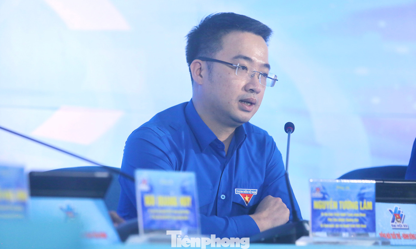 Bí thư T.Ư Đoàn Nguyễn Tường Lâm cho biết, một trong những nội dung đã thực hiện để chuyển đổi số đó là phần mềm quản lý đoàn viên. Để có dữ liệu đoàn viên đúng, đủ và sạch khá là khó, và việc thay đổi hoàn toàn cách làm việc từ thủ công sang thiết bị phần mềm còn nhiều khó khăn. Tuy nhiên, anh Lâm cho rằng, nếu sử dụng thuần thục, nắm vững kỹ năng số sẽ tạo điều kiện cho đoàn viên thanh niên làm tốt nhiệm vụ của mình. Về việc làm sao để đoàn viên có ý thức chủ động cập nhật dữ liệu, thông tin cá nhân của mình đúng, đủ, chính xác cũng đang là một vấn đề khó khăn của nhiều cơ sở Đoàn. Bí thư T.Ư Đoàn Nguyễn Tường Lâm cho biết, một trong những nội dung đã thực hiện để chuyển đổi số đó là phần mềm quản lý đoàn viên. Để có dữ liệu đoàn viên đúng, đủ và sạch khá là khó, và việc thay đổi hoàn toàn cách làm việc từ thủ công sang thiết bị phần mềm còn nhiều khó khăn. Tuy nhiên, anh Lâm cho rằng, nếu sử dụng thuần thục, nắm vững kỹ năng số sẽ tạo điều kiện cho đoàn viên thanh niên làm tốt nhiệm vụ của mình. Về việc làm sao để đoàn viên có ý thức chủ động cập nhật dữ liệu, thông tin cá nhân của mình đúng, đủ, chính xác cũng đang là một vấn đề khó khăn của nhiều cơ sở Đoàn.