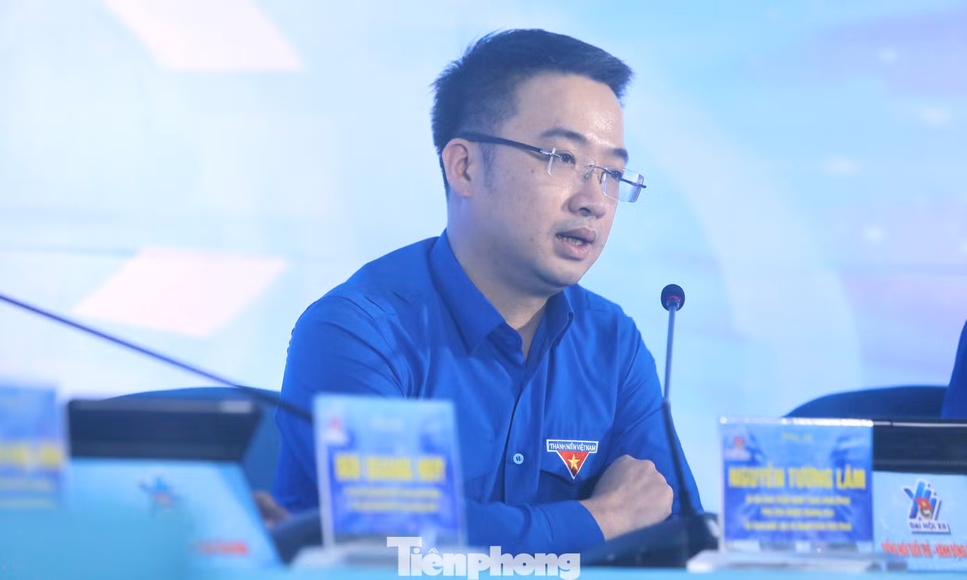 Bí thư T.Ư Đoàn Nguyễn Tường Lâm cho biết, một trong những nội dung đã thực hiện để chuyển đổi số đó là phần mềm quản lý đoàn viên. Để có dữ liệu đoàn viên đúng, đủ và sạch khá là khó, và việc thay đổi hoàn toàn cách làm việc từ thủ công sang thiết bị phần mềm còn nhiều khó khăn. Tuy nhiên, anh Lâm cho rằng, nếu sử dụng thuần thục, nắm vững kỹ năng số sẽ tạo điều kiện cho đoàn viên thanh niên làm tốt nhiệm vụ của mình. Về việc làm sao để đoàn viên có ý thức chủ động cập nhật dữ liệu, thông tin cá nhân của mình đúng, đủ, chính xác cũng đang là một vấn đề khó khăn của nhiều cơ sở Đoàn. Bí thư T.Ư Đoàn Nguyễn Tường Lâm cho biết, một trong những nội dung đã thực hiện để chuyển đổi số đó là phần mềm quản lý đoàn viên. Để có dữ liệu đoàn viên đúng, đủ và sạch khá là khó, và việc thay đổi hoàn toàn cách làm việc từ thủ công sang thiết bị phần mềm còn nhiều khó khăn. Tuy nhiên, anh Lâm cho rằng, nếu sử dụng thuần thục, nắm vững kỹ năng số sẽ tạo điều kiện cho đoàn viên thanh niên làm tốt nhiệm vụ của mình. Về việc làm sao để đoàn viên có ý thức chủ động cập nhật dữ liệu, thông tin cá nhân của mình đúng, đủ, chính xác cũng đang là một vấn đề khó khăn của nhiều cơ sở Đoàn.
