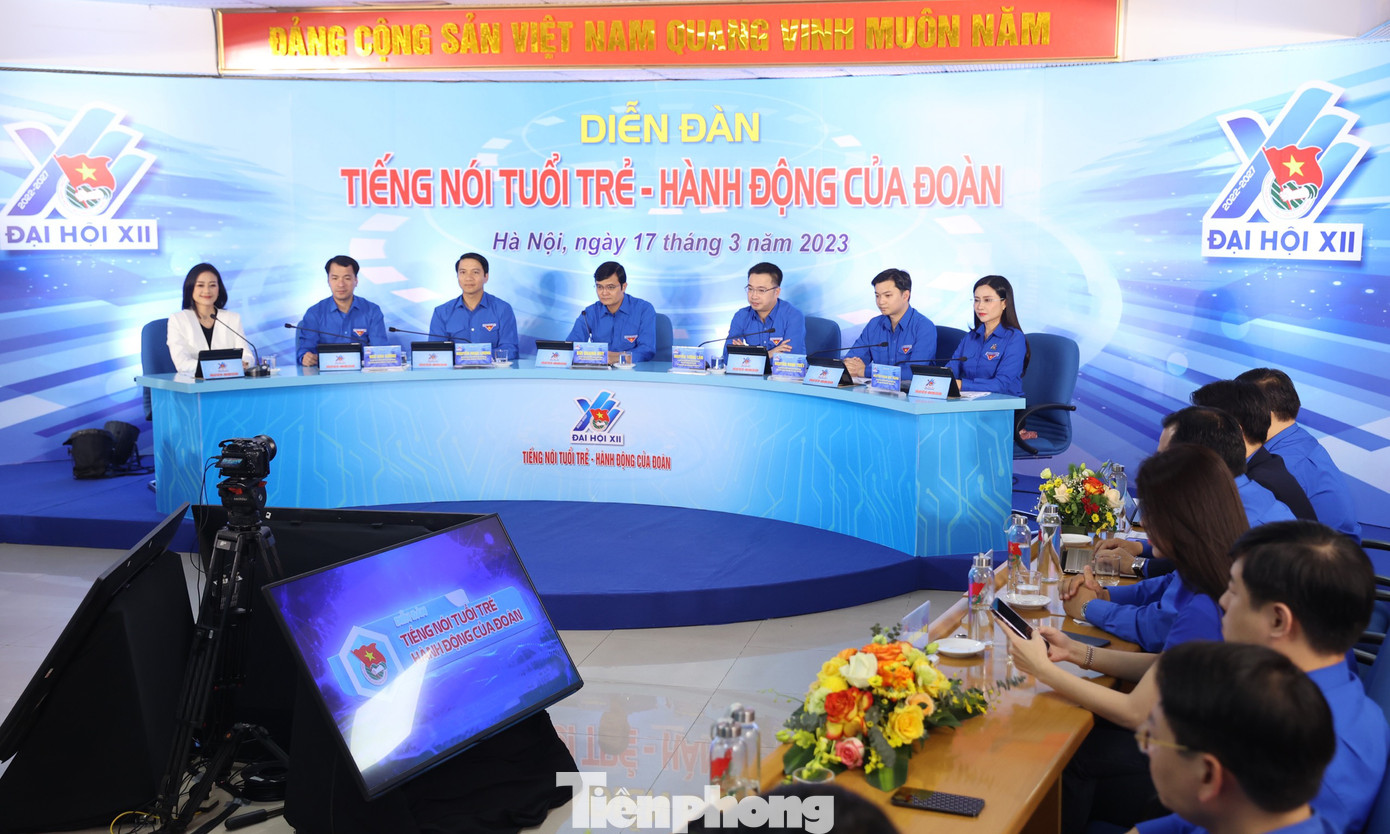 Chiều 17/3, tại Hà Nội, Ban Bí thư T.Ư Đoàn tổ chức Diễn đàn "Tiếng nói tuổi trẻ - Hành động của Đoàn" theo hình thức trực tiếp và trực tuyến. Tại thời điểm diễn ra, có 11.012 điểm cầu trong và ngoài nước tham dự chương trình, trong đó có 22 điểm cầu tổ chức Đoàn, Hội ở nước ngoài; 281.118 cán bộ đoàn các cấp và đoàn viên, thanh niên theo dõi trực tiếp tại các điểm cầu và hàng triệu đoàn viên, thanh niên theo dõi trên các nền tảng số của Đoàn. Chiều 17/3, tại Hà Nội, Ban Bí thư T.Ư Đoàn tổ chức Diễn đàn "Tiếng nói tuổi trẻ - Hành động của Đoàn" theo hình thức trực tiếp và trực tuyến. Tại thời điểm diễn ra, có 11.012 điểm cầu trong và ngoài nước tham dự chương trình, trong đó có 22 điểm cầu tổ chức Đoàn, Hội ở nước ngoài; 281.118 cán bộ đoàn các cấp và đoàn viên, thanh niên theo dõi trực tiếp tại các điểm cầu và hàng triệu đoàn viên, thanh niên theo dõi trên các nền tảng số của Đoàn.