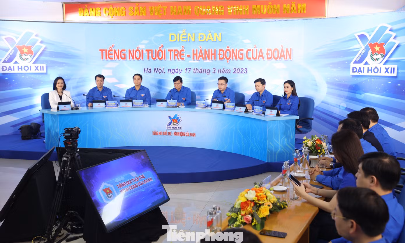 Chiều 17/3, tại Hà Nội, Ban Bí thư T.Ư Đoàn tổ chức Diễn đàn "Tiếng nói tuổi trẻ - Hành động của Đoàn" theo hình thức trực tiếp và trực tuyến. Tại thời điểm diễn ra, có 11.012 điểm cầu trong và ngoài nước tham dự chương trình, trong đó có 22 điểm cầu tổ chức Đoàn, Hội ở nước ngoài; 281.118 cán bộ đoàn các cấp và đoàn viên, thanh niên theo dõi trực tiếp tại các điểm cầu và hàng triệu đoàn viên, thanh niên theo dõi trên các nền tảng số của Đoàn. Chiều 17/3, tại Hà Nội, Ban Bí thư T.Ư Đoàn tổ chức Diễn đàn "Tiếng nói tuổi trẻ - Hành động của Đoàn" theo hình thức trực tiếp và trực tuyến. Tại thời điểm diễn ra, có 11.012 điểm cầu trong và ngoài nước tham dự chương trình, trong đó có 22 điểm cầu tổ chức Đoàn, Hội ở nước ngoài; 281.118 cán bộ đoàn các cấp và đoàn viên, thanh niên theo dõi trực tiếp tại các điểm cầu và hàng triệu đoàn viên, thanh niên theo dõi trên các nền tảng số của Đoàn.