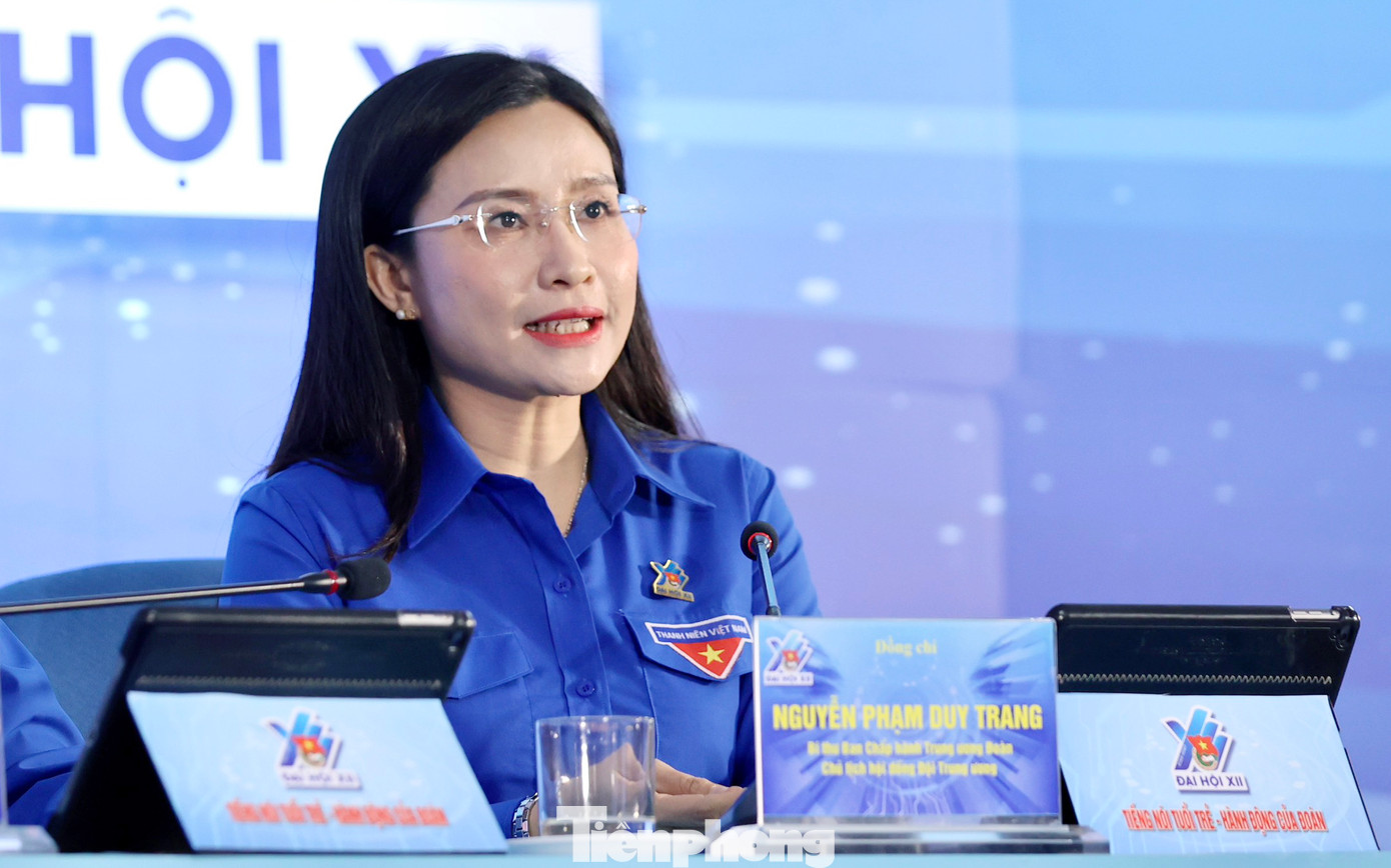 Bí thư T.Ư Đoàn, Chủ tịch Hội đồng Đội T.Ư Nguyễn Phạm Duy Trang cho biết: T.Ư Đoàn, Hội đồng Đội T.Ư đã triển khai ứng dụng chuyển đổi số trong các hoạt động sinh hoạt, rèn luyện của các em thiếu nhi tốt hơn. Chúng ta có chương trình ‘Thiếu nhi Việt Nam, học tập tốt, rèn luyện chăm’ gắn với ứng dụng ‘Em làm việc tốt’ cho đội viên khối tiểu học, kênh ý nghĩa kết nối tổ chức Đoàn, Đội với các em thiếu nhi, nhà trường và gia đình trong việc định hướng, giáo dục các em làm việc tốt. Tới thời điểm này đã có 1,5 triệu em đăng ký tham gia với 36 triệu việc làm tốt xoay quanh các hoạt động hằng ngày của các em. Bí thư T.Ư Đoàn, Chủ tịch Hội đồng Đội T.Ư Nguyễn Phạm Duy Trang cho biết: T.Ư Đoàn, Hội đồng Đội T.Ư đã triển khai ứng dụng chuyển đổi số trong các hoạt động sinh hoạt, rèn luyện của các em thiếu nhi tốt hơn. Chúng ta có chương trình ‘Thiếu nhi Việt Nam, học tập tốt, rèn luyện chăm’ gắn với ứng dụng ‘Em làm việc tốt’ cho đội viên khối tiểu học, kênh ý nghĩa kết nối tổ chức Đoàn, Đội với các em thiếu nhi, nhà trường và gia đình trong việc định hướng, giáo dục các em làm việc tốt. Tới thời điểm này đã có 1,5 triệu em đăng ký tham gia với 36 triệu việc làm tốt xoay quanh các hoạt động hằng ngày của các em.