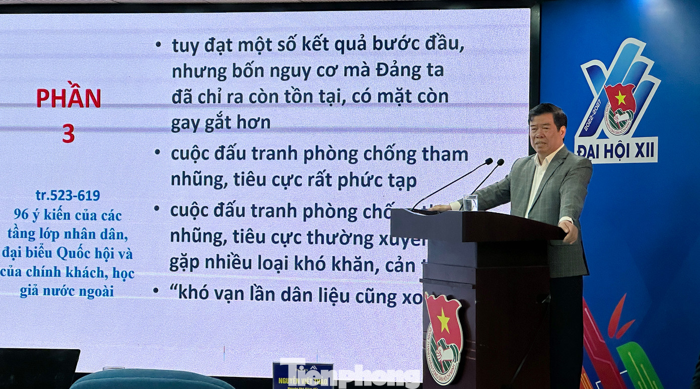 PGS.TS Nguyễn Viết Thảo giới thiệu về nội dung cuốn sách của Tổng Bí thư Nguyễn Phú Trọng. Ảnh: Xuân Tùng