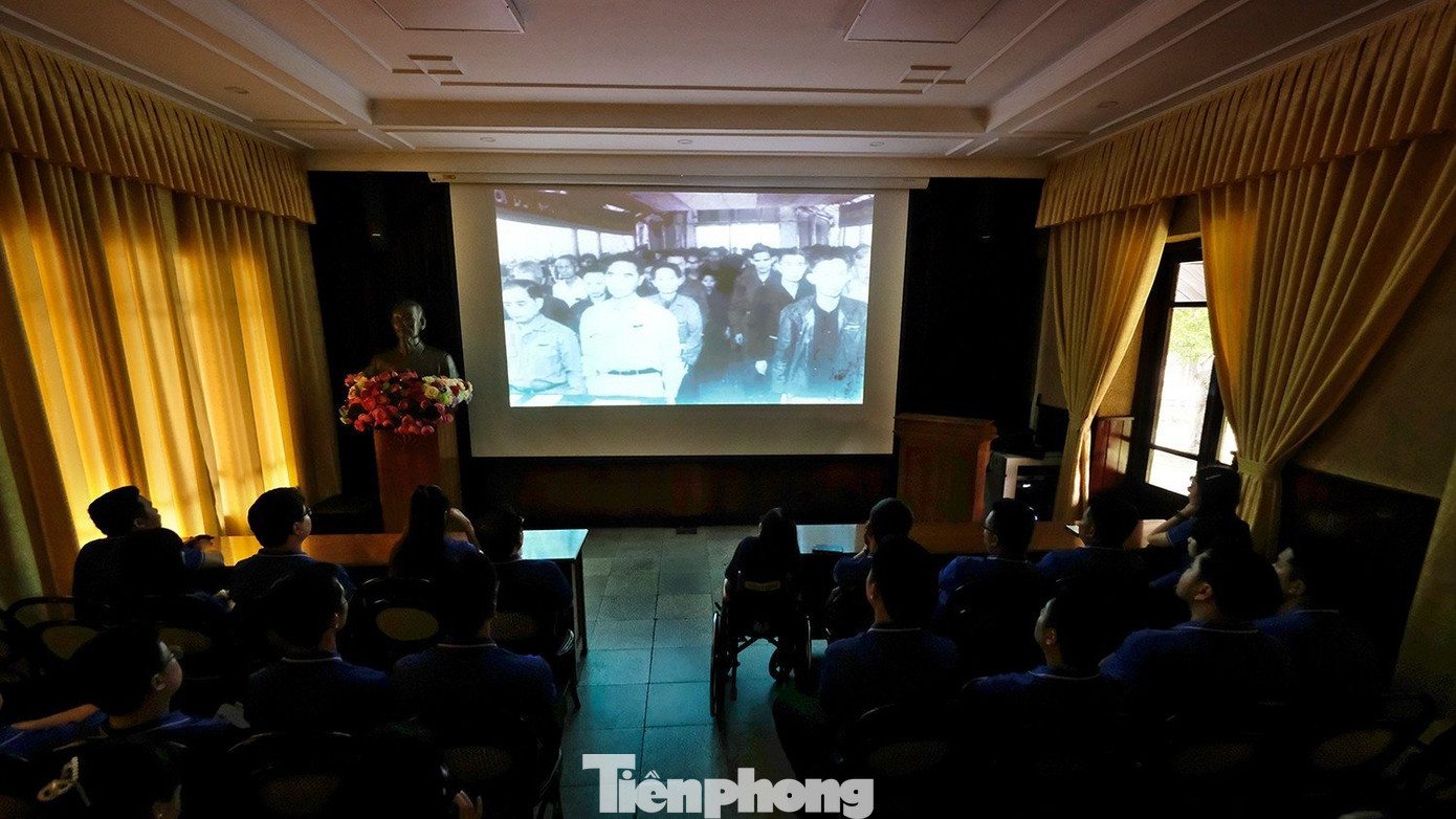 Các đại biểu xúc động theo dõi phim tư liệu "Những giờ phút cuối đời Chủ tịch Hồ Chí Minh". Các đại biểu xúc động theo dõi phim tư liệu "Những giờ phút cuối đời Chủ tịch Hồ Chí Minh".