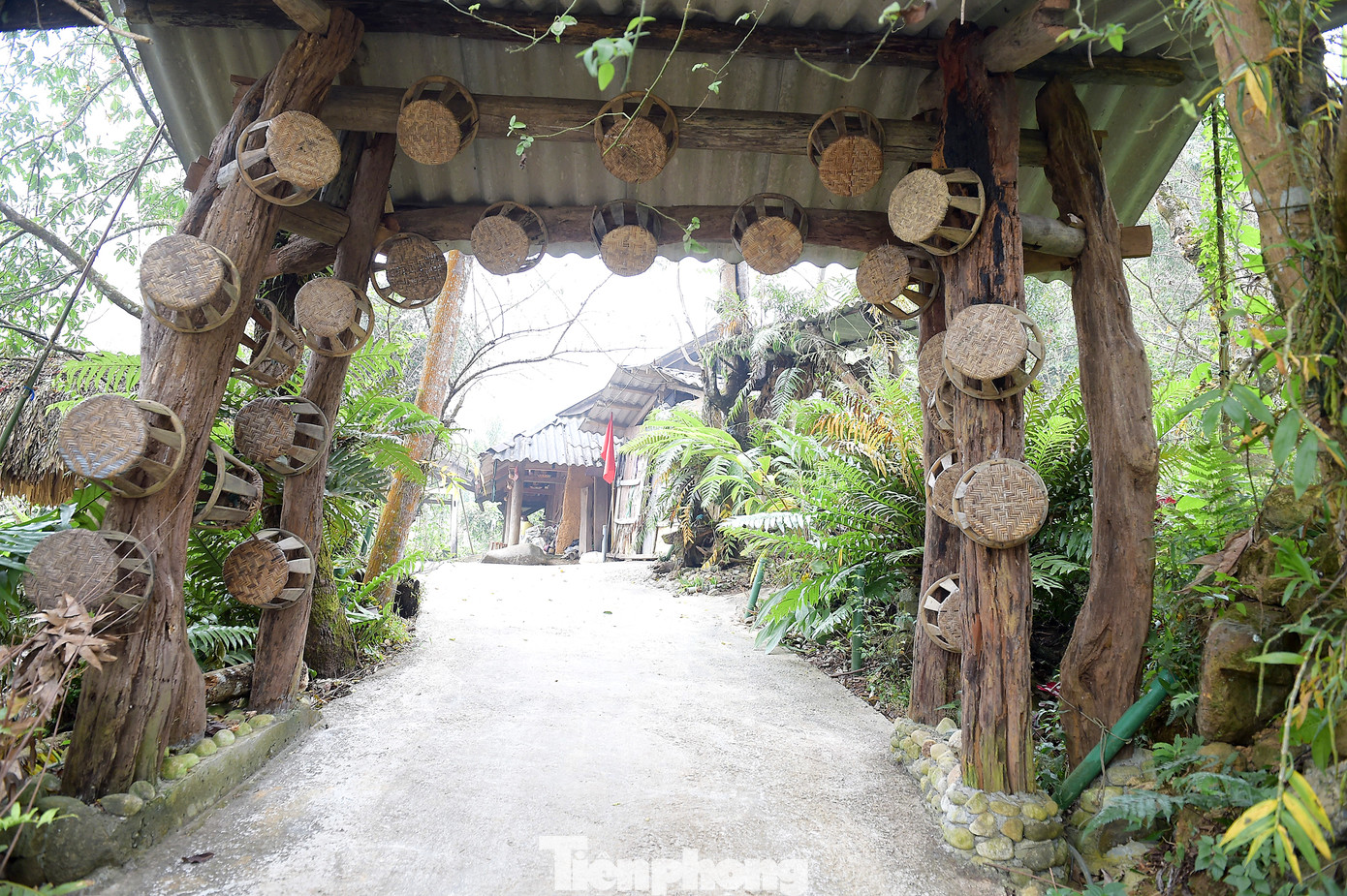 Cổng nhà ở bản Sin Suối Hồ được bài trí các vật dụng, nông cụ. Ảnh: Xuân Tùng