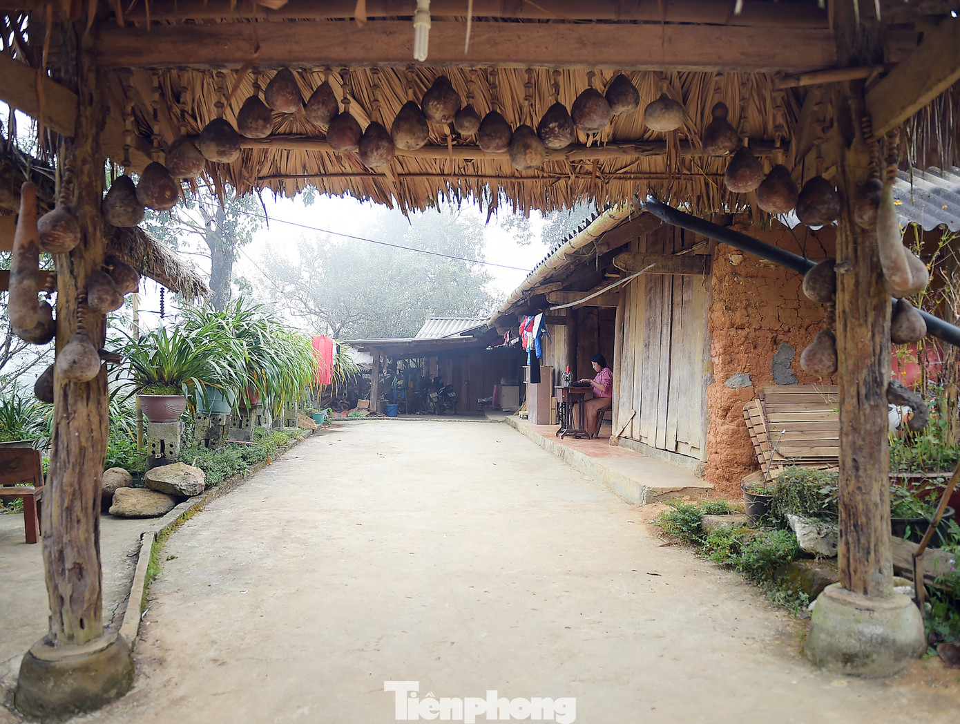 Cổng nhà ở bản Sin Suối Hồ được bài trí các vật dụng, nông cụ. Ảnh: Xuân Tùng