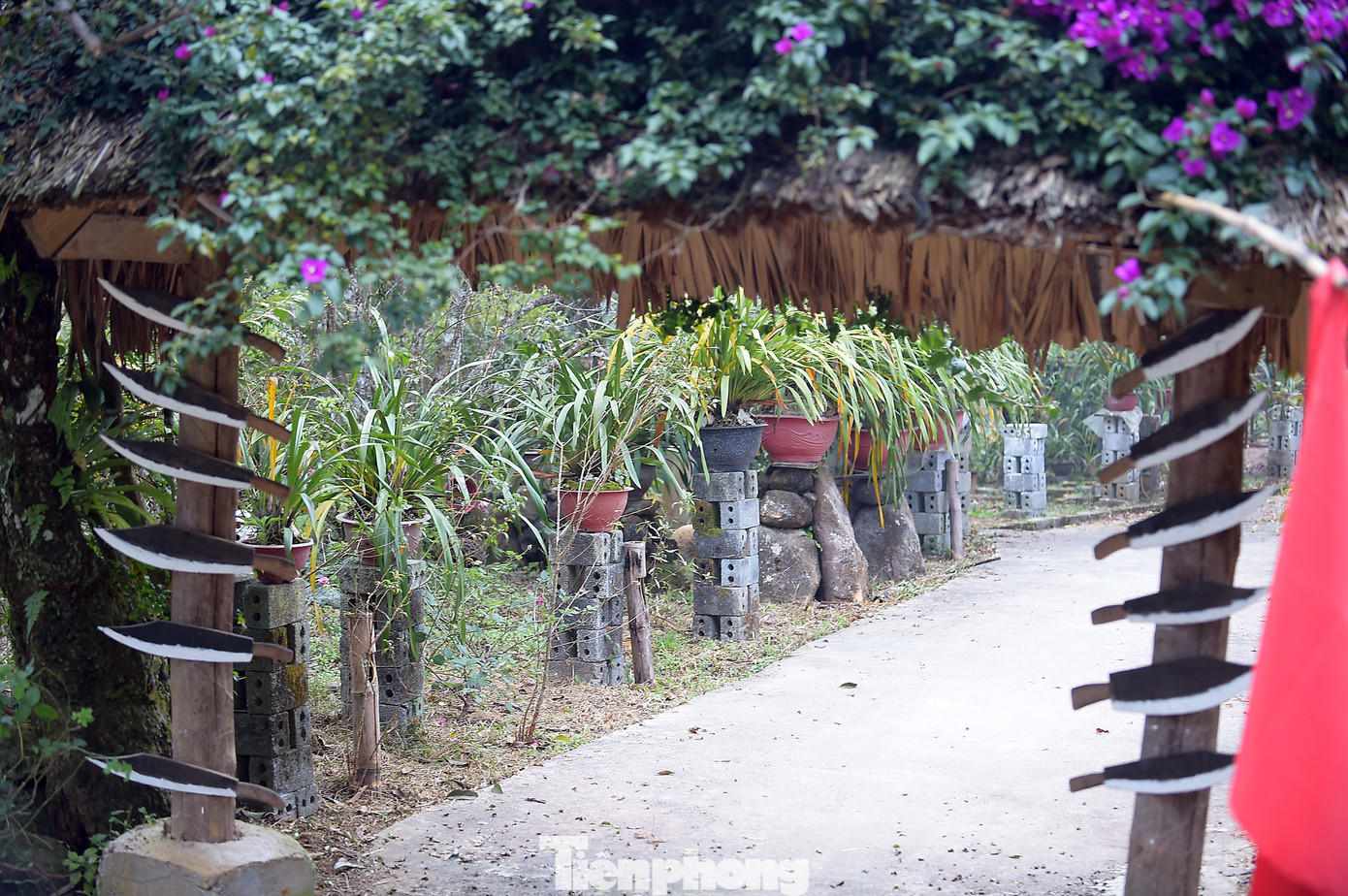 Cổng nhà ở bản Sin Suối Hồ được bài trí các vật dụng, nông cụ. Ảnh: Xuân Tùng